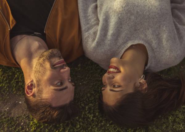 زبان بدن عاشقانه روانشناسی زبان بدن مرد عاشق