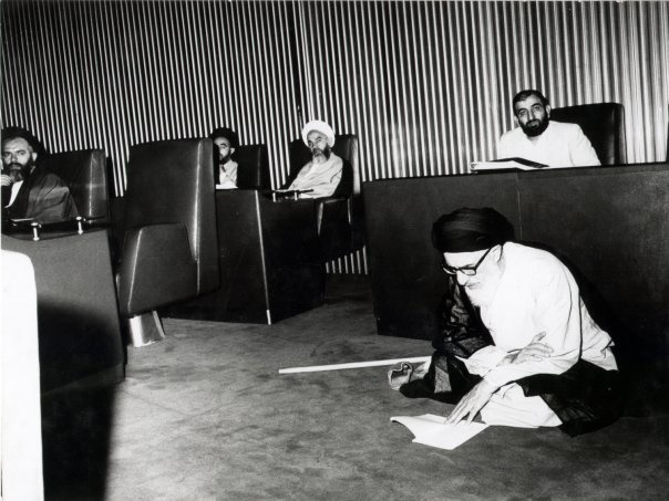 پسر آیت‌الله طالقانی: بعضی افراد سر مزار پدر می‌گفتند از دست این هم راحت شدیم/ به جای عکس طالقانی عکس شامپو تبلیغ کرده بودند