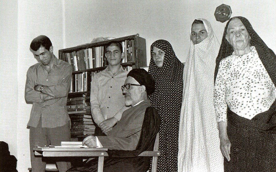 روایت دختر آیت‌الله طالقانی از فوت پدرش، جمله عجیب روی سنگ قبر، ماجرای تخریب شهر نو و ...