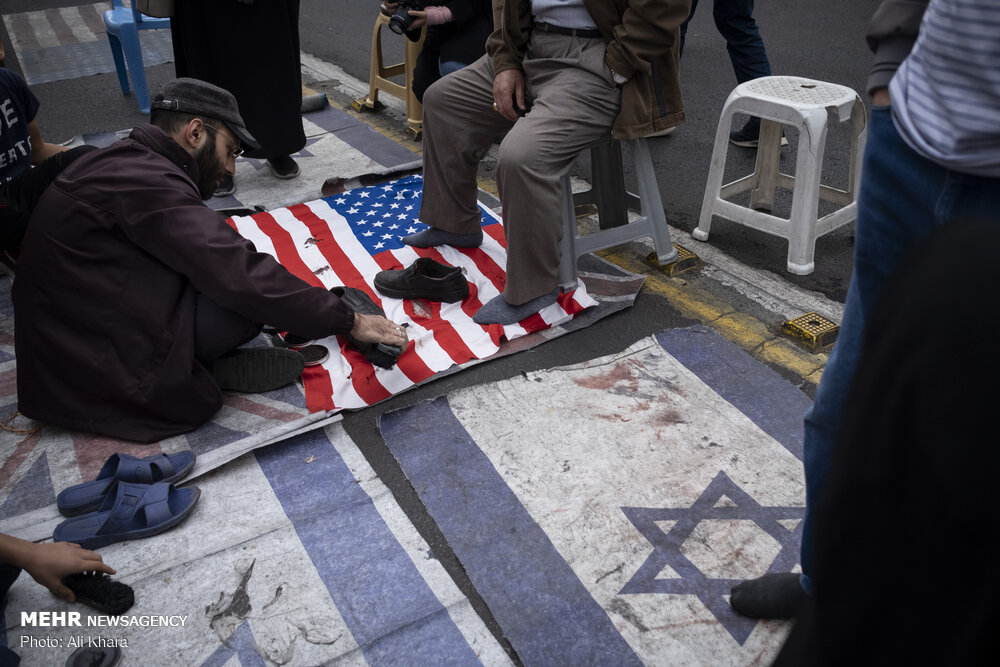 واکس رایگان روی پرچم آمریکا/بنری که نوید بازداشت «رجوی» را می‌داد