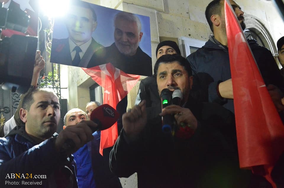 تجمع مردم ترکیه مقابل سرکنسولگری ایران در استانبول در محکومیت ترور سردار سلیمانی