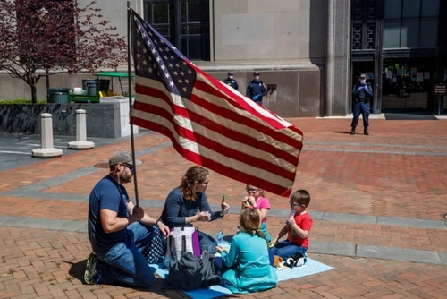 توییت‌های تحریک‌آمیز ترامپ: به خیابان بریزید و قرنطینه را بشکنید