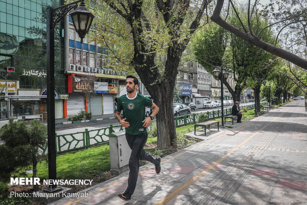 ورزش در پارکها با وجود اعلام عدم حضور غیرضروری مردم در خارج از خانه
