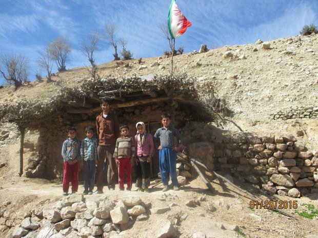 معلمی که 17 سال کوه به کوه دنبال دانش‌آموزان بود؛ این مرد 28 شغل دارد