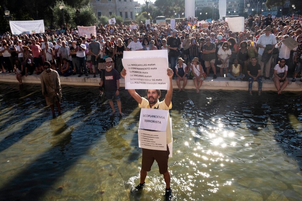 مخالفان ماسک در اسپانیا به خیابان‌ها آمدند