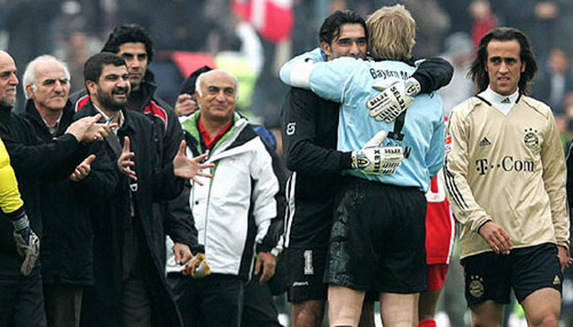 خداحافظی عابدزاده با بدرقه بهترین گلر جهان/عکس