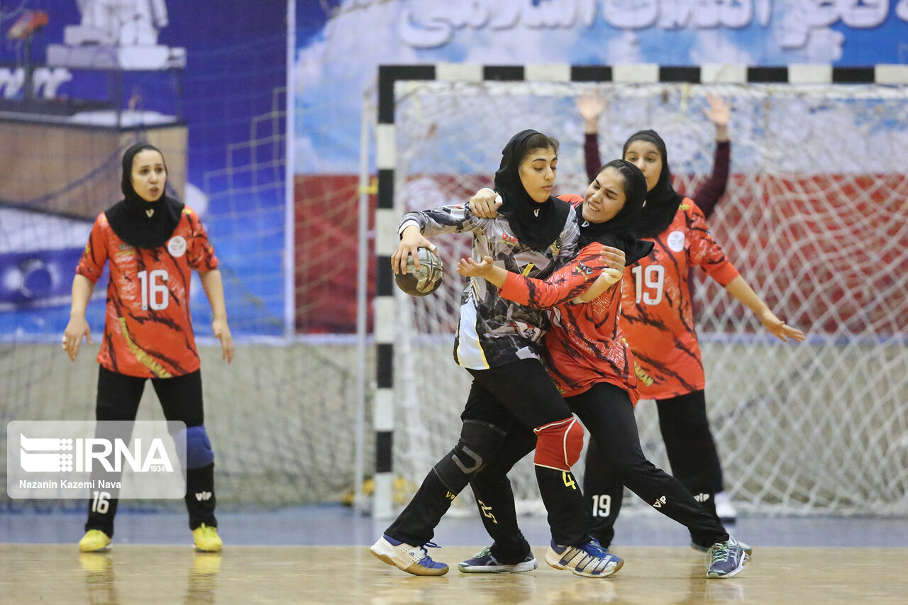 تصاویر: دیدار تیم های هندبال پرسپولیس بهبهان و کربنات فیروزآباد