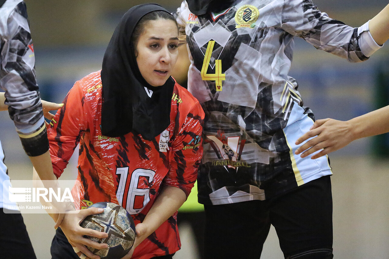 تصاویر: دیدار تیم های هندبال پرسپولیس بهبهان و کربنات فیروزآباد