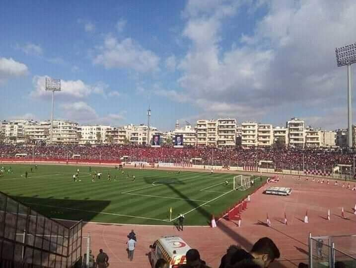 حضور بی‌شمار تماشاگران در دربی شهر حلب در ایام کرونا/ عکس