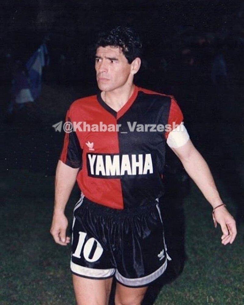 مارادونا در لباس تیم محبوب کودکی‌های مسی/عکس