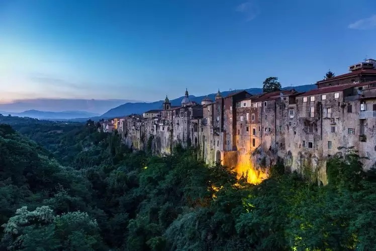 با خطرناک‌ترین جاذبه‌های گردشگری دنیا آشنا شوید + تصاویر