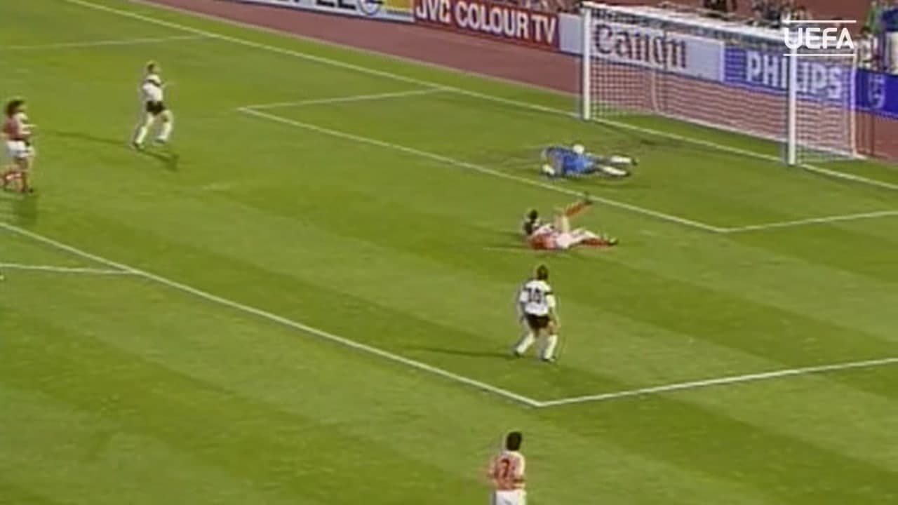 کپی تمیز طارمی از گل تاریخی فان باستن/ عکس