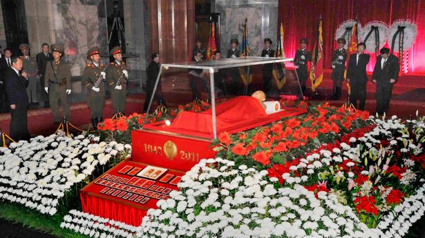 کیم جونگ اون دیکتاتور کره شمالی با دیدار از قبر پدر و پدربزرگش که در واقع تابوت هایی شیشه ای هستند سال نو میلادی را آغاز کرد.