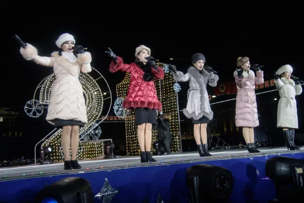 کیم جونگ اون دیکتاتور کره شمالی با دیدار از قبر پدر و پدربزرگش که در واقع تابوت هایی شیشه ای هستند سال نو میلادی را آغاز کرد.