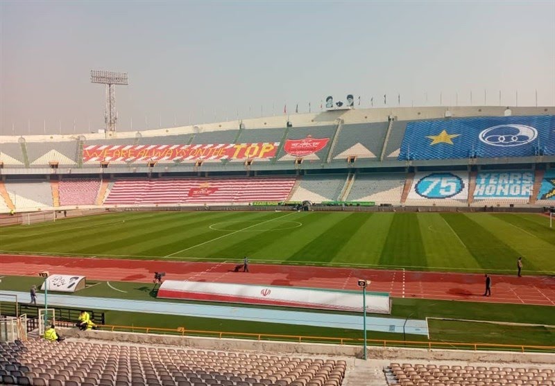  فوتبالی - حاشیه دربی ۹۴ کری‌خوانی و نصب نماد‌های ۲ تیم در ورزشگاه چمن آزادی مهیای دربی شد + تصاویر