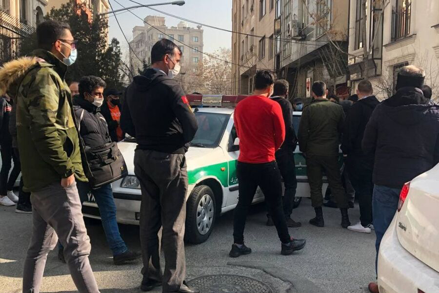 دستگیری هوادار پرسپولیس در تجمع مقابل ساختمان باشگاه/ عکس