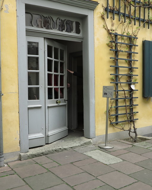 ویترین موزه به جای ساز، صورت ما را نشان می‌دهد!