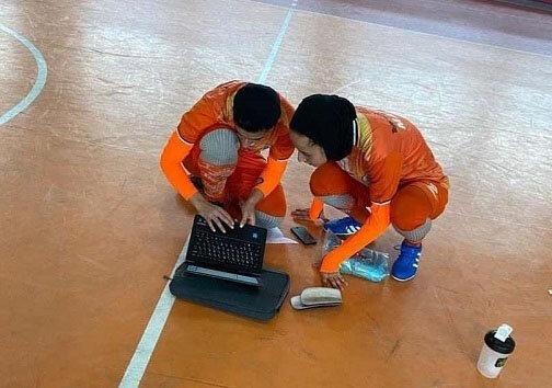 امتحان آنلاین دختر فوتسالیست وسط زمین بازی/عکس