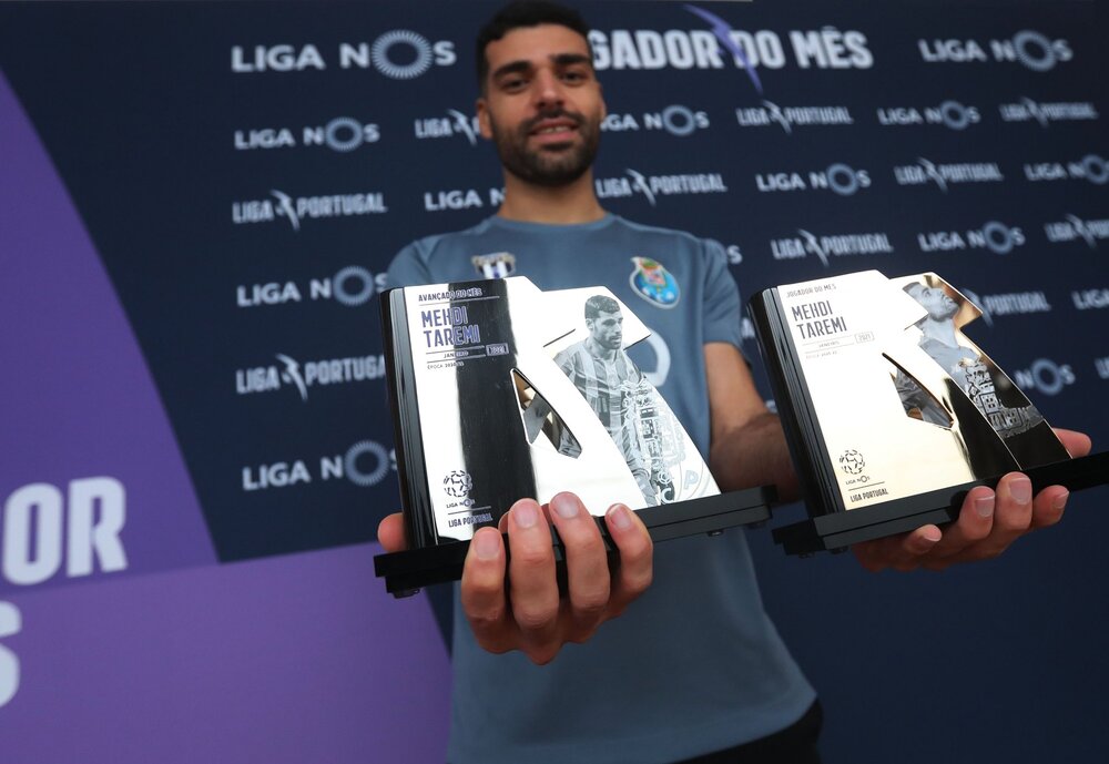 طارمی روی جلد ۲ روزنامه پرتغالی