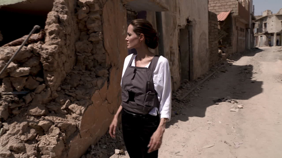 ۱۰ کار انسان دوستانه آنجلینا جولی