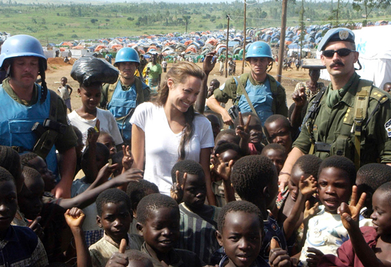 ۱۰ کار انسان دوستانه آنجلینا جولی