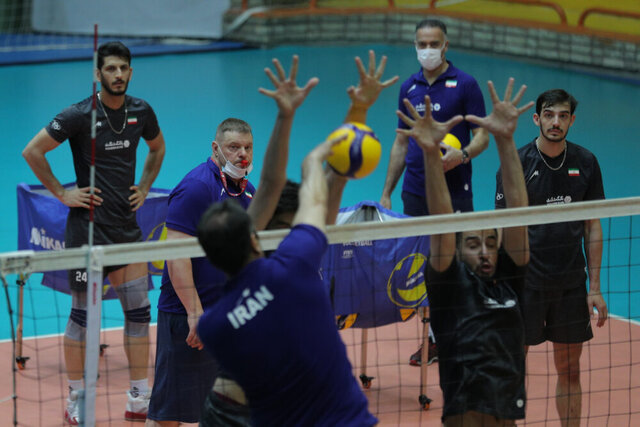 آلکنو دست به سوت شد/ اصلاح تکنیک بازیکنان در دستور کار سرمربی تیم ملی والیبال