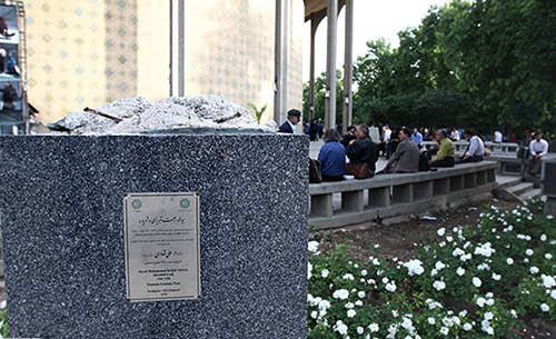 تسری از تندیس مشاهیر به دریچه فاضلاب و گارد ریل