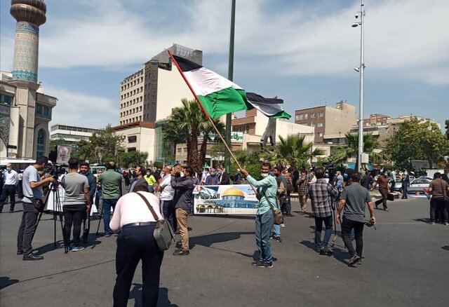 اهتزاز پرچم فلسطین در تجمع مردمی در تهران