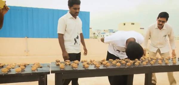 شکستن گردو با پیشانی