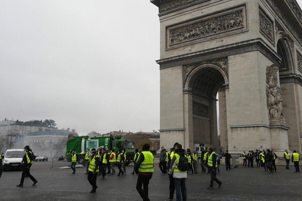 آشوب دوباره پاریس را فراگرفت/ جولان جلیقه‌زرد‌ها در خیابان +فیلم و عکس