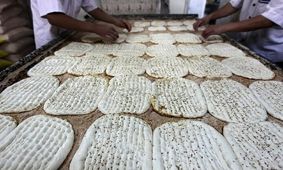 نانوایی‌ها به کارتخوان مجهز شدند/ بروز برخی مشکلات برای نانوا و مشتری