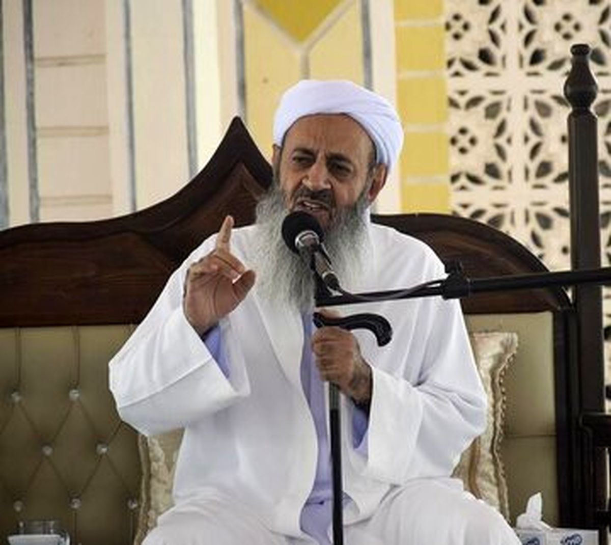 کنایه روزنامه کیهان به مولوی عبدالحمید درباره زود اعلام کردن روز عید فطر