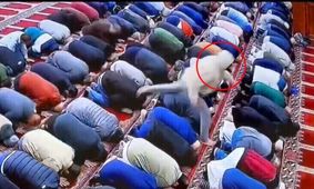 حمله یک نمازگزار به امام جماعت مسجد و زخمی کردن او/ ویدئو

