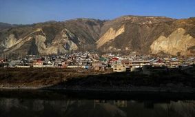 ارزشمندترین سنگ دنیا زیر پای مردم فقیر این روستا