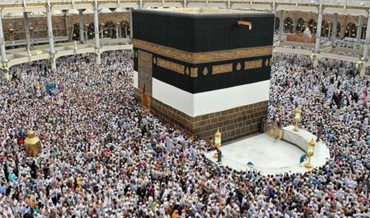 صف زائران برای دوخت پرده جدید خانه خدا/ ویدئو