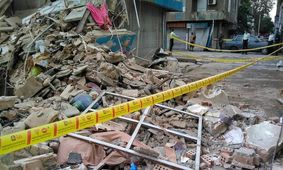 اولین حادثه برای دانش آموزان پس از بازگشایی مدارس/ ریزش دیوار روی ۳ دانش‌آموز/ ویدئو