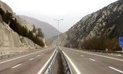 اصابت پرتابه دشمن به حاشیه اتوبان قم گرمسار در شامگاه جمعه ۱۴ فروردین