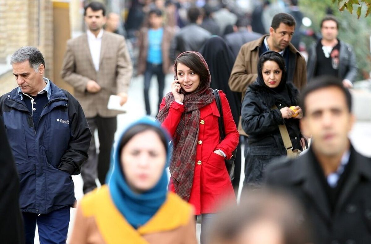 کیهان و خوانندگان: رئیس جمهور برای ابلاغ نکردن قانون حجاب، تحت فشار است

