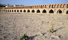 حل مشکل زاینده رود به دور از جنجال و بازی‌های سیاسی