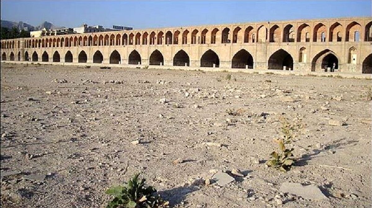 حل مشکل زاینده رود به دور از جنجال و بازی‌های سیاسی