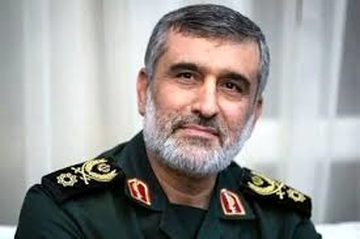 بازی کردن شهید حاجی‌زاده با نوه‌اش/ ویدئو
