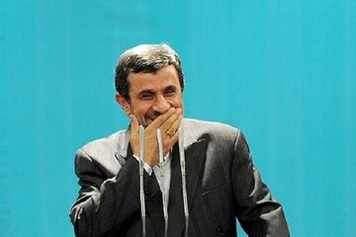 گزارش جنجالی یک رسانه آمریکایی درباره رئیس دولت نهم؛ دوران گذار با احمدی نژاد!/ ادعاهای عجیب نیویورک تایمز درباره حصر و مجروح شدن او