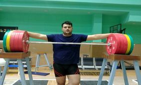 رییس فدراسیون وزنه‌برداری احترام وزنه‌برداران را زیر پا می‌گذارد/ به دادمان برسید

