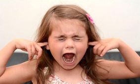 علت تیک عصبی در کودکان چیست و چگونه آن را برطرف کنیم؟