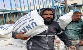 اولین کشتی حامل کمک‌ها بار خود را در سواحل غزه تخلیه کرد

