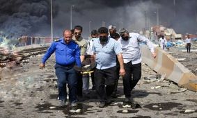 لحظه تلخ پیدا شدن پیکر یکی از فوتی‌های انفجار بندرعباس و شناسایی او توسط همکارانش/ ویدئو