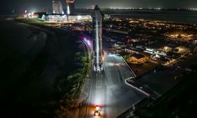 قدرتمندترین موشک جهان شبانه روی سکوی پرتاب قرار گرفت