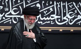 لحظاتی از سینه‌زنی مردم و رهبر انقلاب در مراسم عزاداری شب عاشورا /ویدئو