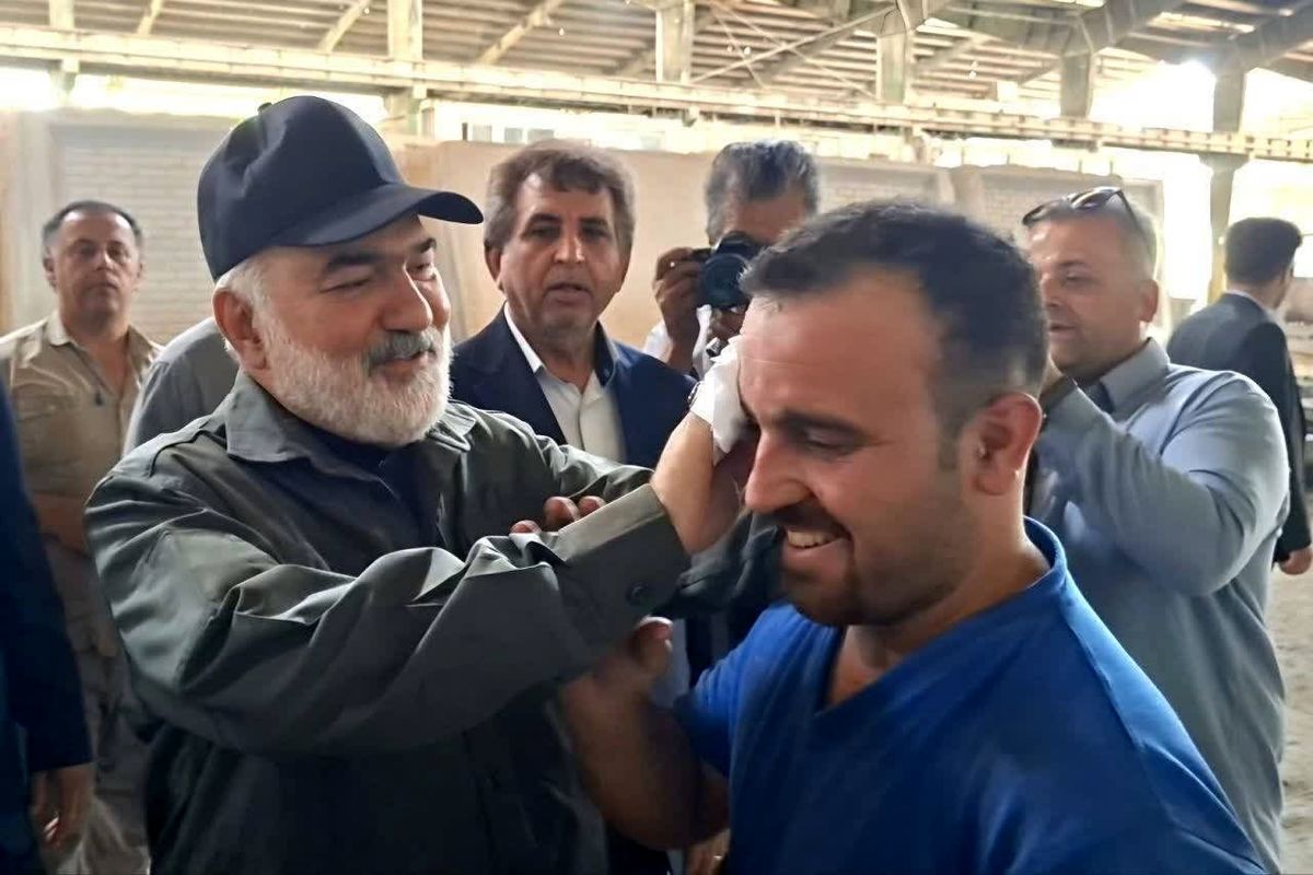 دستان پدرانه در سنگر تولید/ کارگر، خسته‌ترین اما شریف‌ترین قهرمان وطن است
