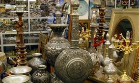 جام قهرمانی اولین دوره کشتی آزاد قهرمانی آسیا در یک عتیقه فروشی